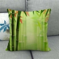 Federa in lino con pittura a inchiostro di foresta di bambù su un divano grigio - 45x45cm / Foresta di Bambù Verde Realistica (1)