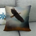 Adler Leinen Kissenbezug mit realistischem Vogelmotiv auf grauem Stoffsofa platziert - Fliegender Adler (1)
