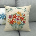 Detail van linnen kussensloop met aquarel bloemen en Today I Choose Joy tekst op een bank - Today I Choose Joy Floral (2)