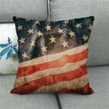 Dettaglio della federa vintage con bandiera americana su divano grigio in tessuto lino - Stelle E Strisce Vintage Effetto Invecchiato