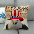Detail eines Weißkopfseeadler-Kissens auf grauem Sofa mit US-Verfassungstext - Adler mit Zylinder (3)