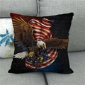 Detail eines Leinenkissenbezugs mit Weißkopfseeadler und Gewehr auf dem Sofa - 45x45cm / Adler mit Gewehr (5)