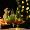 Trois mini sapins de Noël LED sur socle en bois naturel tenus à la main pour déco - Ornement Lumineux à Trois Arbres