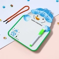 Detalle de pizarra navideña con forma de muñeco de nieve, rotulador verde y cordón rojo - Muñeco de Nieve