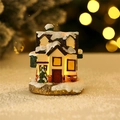 Dettaglio casa di Natale in resina luminosa con texture neve e luci LED calde - Residenza Europea a Due Piani (Grande Tipo D)