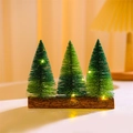 Drie mini kerstbomen van sisal op houten voet met warme LED-verlichting voor op tafel - Donker- En Lichtgroene Mix (Zonder Licht)