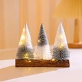Detail van drie sisal kerstbomen met verloopkleuren en LED-lichtjes op houten voet - Zilver- En Witmix (Zonder Licht)