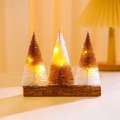 Detail van drie tweekleurige mini-kerstbomen op houten voet met warme LED-lichtjes - Oranje- En Witmix (Zonder Licht)