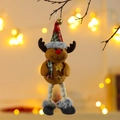 Dettaglio di renna natalizia di peluche con perline di legno e campane sull'albero - Cervo
