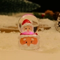 Details einer Weihnachtsmann-Schneekugel mit LED-Licht und doppellagigem Festtag-Design - Weihnachtsmann