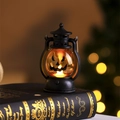 Gros plan d'une lanterne de citrouille Halloween avec LED sur des livres anciens - Style Citrouille Drôle (Modèle B)