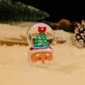 Nahaufnahme der Weihnachtsmann-Kristallkugel mit Tannenbaum und lila LED-Sockel - Weihnachtsbaum