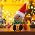 Leuchtender Weihnachts-Lebkuchenmann aus Plüsch mit warmem Festtagslicht-Hintergrund - Roter Hut Stil