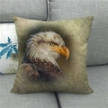 Leinen-Kissenbezug mit Weißkopfseeadler-Porträt auf grauem Sofa für die Dekoration - 45x45cm / Vintage Adler Portrait (7)