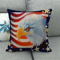 Quadratischer Leinenkissenbezug mit US-Flagge und Weißkopfseeadler auf grauem Sofa - Weißkopfseeadler Flagge Muster (1)
