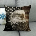Nahaufnahme von Leinenkissenbezug mit Weißkopfseeadler-Design und Freedom-Schriftzug - 45x45cm / Freiheit Adler (8)