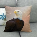 Detailansicht des Leinen-Kissenbezugs mit Adler-Print auf einem grauen Sofa-Kissen - 45x45cm / Bemalter Adler (9)
