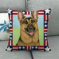 Detail eines Leinenkissenbezugs mit realistischem Schäferhund und US-Flaggenmotiven - Realistischer Deutscher Schäferhund(1)