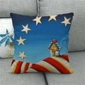 Nahaufnahme eines Kissenbezugs aus Leinen mit US-Flaggen-Motiv und Schneehütte auf Sofa - Verschneite Hütte Illustration(2)
