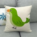 Dettaglio della federa quadrata in lino con uccello verde su un divano in tessuto grigio - Stile Uccello Verde Cartone Animato (2)