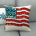 Nahaufnahme des Leinenkissenbezugs mit US-Flaggen-Graffiti auf einem grauen Sofa - Graffiti-Stil Flagge(4)