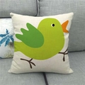 Détail d'imprimé oiseau dessin animé vert sur housse de coussin en lin sur canapé - Style Oiseau Vue de Côté (5)