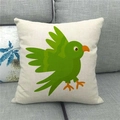 Détail de la texture d'une housse de coussin en lin avec un oiseau vert sur un canapé - Style Oiseau Vert Vif Dessin Animé (9)