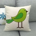 Détail de la texture en lin de la taie d'oreiller avec un oiseau vert sur un canapé - Style Oiseau Volant Décoratif (18)