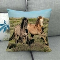 Linnen kussenhoes met wilde paarden op de Afrikaanse savanne gepresenteerd op bank - Wildernis Paarden Stijl (3)
