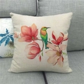 Detailansicht eines Leinenkissenbezugs mit Aquarell-Vogel und Magnolien auf dem Sofa - Eisvogel Mit Rosa Magnolie (2)