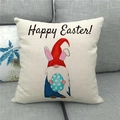 Detail van linnen Pasen kussensloop met een kabouter, konijnenoren en Happy Easter tekst - Standaard Vierkant