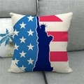 Linnen kussenhoes met Amerikaanse vlag en Vrijheidsbeeld op een grijze bank - Standbeeld van de Vrijheid Silhouet (4) / 45x45cm