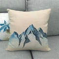 Detailaufnahme Leinen-Kissenbezug mit blauem Berg-Aquarellmuster auf grauem Sofa - Abstrakter Blauer Berg (1)