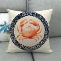 Detail eines Aquarell-Krabben-Prints auf Leinenkissenbezug auf grauem Sofa - Orange Rote Krabbe Runder Rahmen (1)