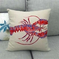 Detailansicht eines Leinenkissenbezugs mit Aquarell-Hummer auf einem grauen Sofa - Großer Roter Hummer Aquarell Realistischer Stil (3)