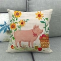 Detail eines Leinenkissenbezugs mit süßem Bauernhofschwein und Sonnenblumen auf Sofa - Schwein mit rotem Band und Sonnenblumen (2) / 45x45 cm