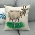 Detailstruktur des Leinen-Kissenbezugs mit Ziegenmotiv und Glocke auf grauem Sofa - Realistischer Stil Ziege (3) / 45x45 cm