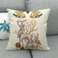 Makroaufnahme von Weihnachts-Kissenbezug aus Leinen mit Rentier-Motiv auf grauem Sofa - Weihnachtselch-Elemente (4) / 45x45 cm