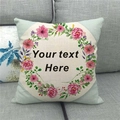Housse de coussin en lin personnalisable avec couronne florale et texte sur canapé - Couronne Vert Menthe Your Text Here