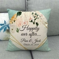 Détail de la housse de coussin en lin avec motif rose personnalisé sur un canapé - Couronne de Roses Happily Ever After