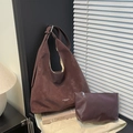 Bolso tote extragrande marrón oscuro con neceser a juego en un entorno moderno - Juego de bolsos de hombro / Rojo