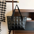 Gesteppte schwarze Puffer-Tasche mit glänzendem Finish und breiten Textilschultergurten - Schwarz
