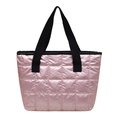 Sac fourre-tout matelassé rose avec larges poignées noires et finition brillante rose - Rose