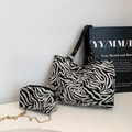 Große Shopper-Tasche mit Zebramuster und passender Clutch-Tasche im Set in Schwarz-Weiß - Schwarz Zebramuster