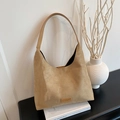 Sac hobo minimaliste en daim marron avec bandoulière en cuir sur fond décoratif - Kaki (Sans Pendentif)