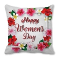 Détail macro d'une taie d'oreiller Happy Women's Day avec motif de fleurs d'hibiscus - 45x45 cm / Style Hibiscus (11)