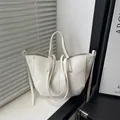 Borsa tote bianca in pelle a grana con ali laterali e doppia tracolla per l'uso quotidiano - Bianco