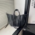 Grande borsa tote retrò nera con cuciture bianche a contrasto per il pendolare quotidiano - Nero