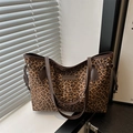 Shopper mit Leopardenmuster und braunen Lederriemen für einen klassischen Herbst-Vintage-Look - Braun