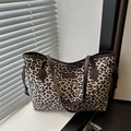 Vintage-Canvas-Tote mit Leopardenmuster, braunen Ledergriffen und seitlichem Kordelzug - Weiß